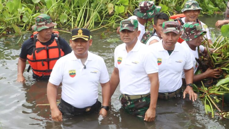 Kapolres Simalungun AKBP Marganda Aritonang, S.H., S.I.K., M.M bersama jajaran Forkopimda menghadiri kegiatan Pembersihan dan Pemeliharaan Danau Toba