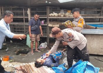 Personil piket SPKT Polsek Siantar Mariaht bersama Tim Inafis Sat Reskrim Polres Pematangsiantar saat olah TKP