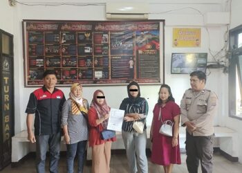 Personil piket SPKT Polsek Siantar Utara, Polres Pematangsiantar gerak cepat melakukan mediasi perkara penganiayaan di Warung Mie Balap Kak Sri