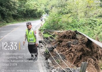 Polres Simalungun Sigap Turunkan Personil Pengamanan Dilokasi Longsor dan Pohon Tumbng di Jembatan Sibaganding