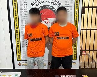 Tersangka Wisnu Aris Munandar alias Ableh dan Fajar Rizky Munthe alias Kiki beserta barang bukti 