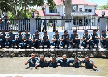 Danlanal Letkol Laut (P) Wido Dwi Nugraha bersama para pejabat utama photo bersama 6 prajurit yang naik pangkat