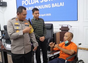 Kapolres Tanjung Balai, AKBP Yon Edi Winara, S.H. S.I.K. M.H menginterogasi tersangka MS alias Pak Eka