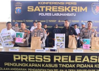 Kapolres Labuhanbatu AKBP Choky Sentosa Meliala pimpin konferensi pers kasus korupsi dalam pengelolaan Anggaran Pendapatan dan Belanja Desa (APBDes) Tahun Anggaran 2021–2022. (Foto Is)
