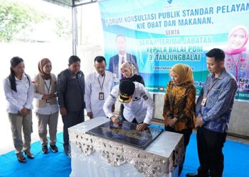 Walikota Tanjung Balai Mahyaruddin Salim didampingi Ketua TP PKK Kota Tanjung Balai Ny. Mashandayani Mahyaruddin menghadiri Forum Konsultasi Publik Standar Pelayanan Publik dan serah terima Jabatan Kepala Balai POM Tanjung Balai