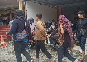Tersangka Ren dan NN br P saat digiring ke ruangan Sat Resnarkoba Polres Pematangsiantar