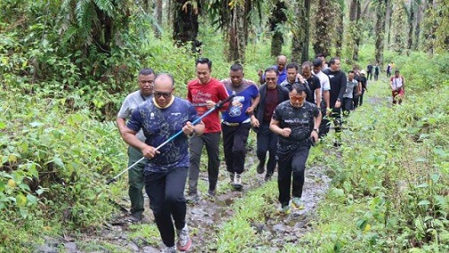 Kapolrestabes Medan Kombes Pol Gidion Arif Setyawan memimpin langsung kegiatan olahraga HASH Adventure di kawasan Alam Wisata Sikabung-kabung, wilayah hukum Polsek Kutalimbaru. (Foto Ist)