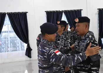 Danlanal TBA Letkol Laut (P) Wido Dwi Nugraha, S.E., M.Tr. Opsla memimpin Setijab Komandan Kapal Angkatan Laut (KAL) Pandang I-1-72 dari Kapten Laut (P) Wahidi M.D, A.Md., kepada Lettu Laut (P) Ari Gunawan.