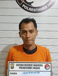 Tersangka pengedar narkotika jenis sabu di Jalan Brigjend Katamso, Gang Mantri, Medan Maimun yang ditangkap polisi. (Foto Ist)