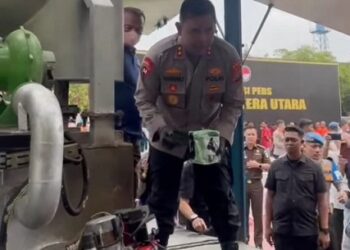 Kapolda Sumut, Irjen Pol Whisnu Hermawan Februanto saat memusnahkan barang bukti narkoba hasil tangkapan selama dua bulan. (Foto Ist)
