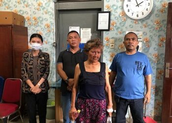 Tim Kejari Medan, Sumatera Utara saat menangkap Risma Siahaan alias RS tersangka dugaan korupsi terkait penguasaan aset milik PT KAI senilai Rp21,91 miliar. (Foto Ist)