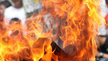Empat Mobil Terbakar di Parkiran TIS Square Tebet