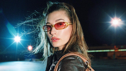 Hailey Bieber Kenakan Bando Zigzag, Tren Aksesori Era 1990-an Bangkit Lagi