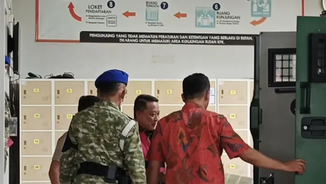 Febrie Adriansyah Kenakan Rompi Pink, Tangan Diborgol usai Ditetapkan Tersangka