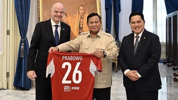Presiden Prabowo Terima Jersei Timnas Nomor 26 dari Presiden FIFA Gianni Infantino