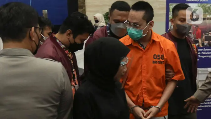 Bareskrim Polri Hadirkan Tersangka Indra Kenz Terancam Pidana Penjara 20 Tahun