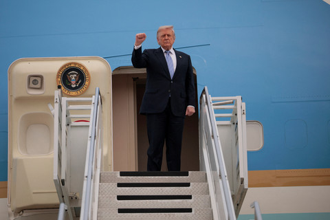 Trump Dipindahkan ke Pesawat Militer Lain di Turki akibat Ancaman Iran