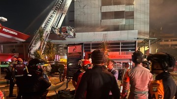 Kebakaran Gedung Bapenda DKI, Brimob Kerahkan Tim SAR dan Water Cannon