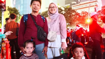 Warga Padati Patung Kuda Saksikan Karnaval Malam Merdeka HUT RI