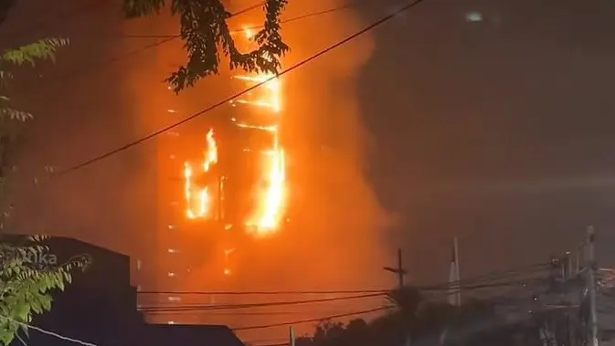 Gedung Bapenda DKI Jakarta Terbakar, Petugas Berjibaku Padamkan Api