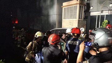 Petugas Damkar Evakuasi Pekerja dari Lantai 15 Gedung Bapenda DKI