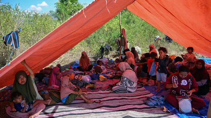 Pengungsi Gempa NTT Bertahan di Bawah Tenda Menanti Bantuan