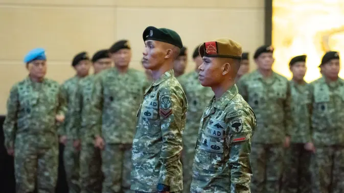 Serda Irfan Farhan dan Prada Donni Turunkan Bendera Bulan Bintang di Aceh