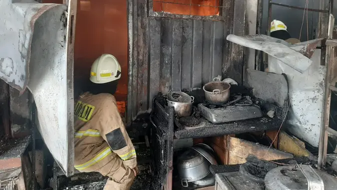 Kebakaran Landa Pegangsaan Dua, Petugas Dikerahkan ke Lokasi