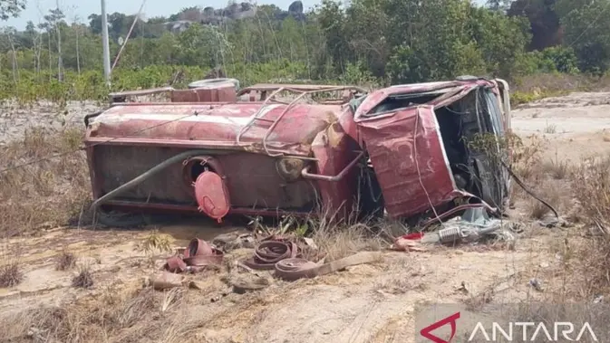 Mobil Tangki Suplai Air Damkar Alami Kecelakaan Saat Bertugas
