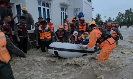 Tim SAR Gabungan Evakuasi 50 Warga Terjebak Banjir Padang