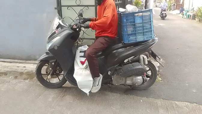 Kisah Nendra, Kurir Paket yang Tetap Berkuliah di Tengah Kesibukan