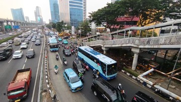 Pemprov DKI Cabut Sementara Separator Busway Gatot Subroto untuk Proyek Trotoar