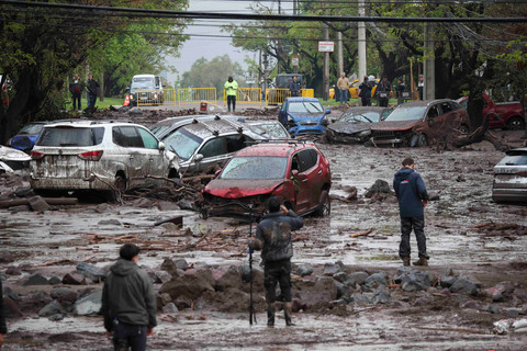 Banjir Bandang Terjang Santiago, Kendaraan Terseret Lumpur