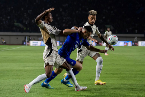 Persib Ditahan Dewa United 2-2 di Si Jalak Harupat