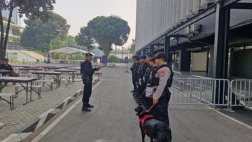 Brimob Polda Metro Sterilisasi Lapangan Tenis untuk Konser Mitski