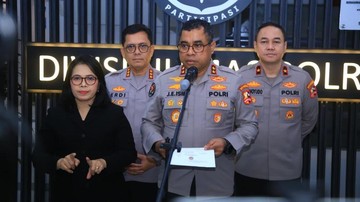 Polri Anugerahkan Pin Emas Kapolri kepada Kapolda dan Wakapolda Aceh