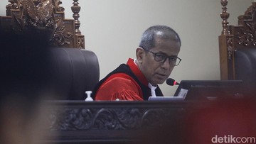 Hakim Konstitusi Tegur Tim Pemohon Tertawa di Sidang MK