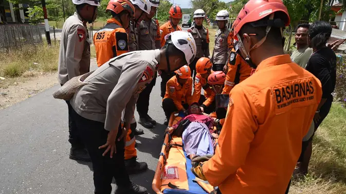 Tim SAR Gabungan Evakuasi Warga Rentan Pascagempa Manggarai Timur