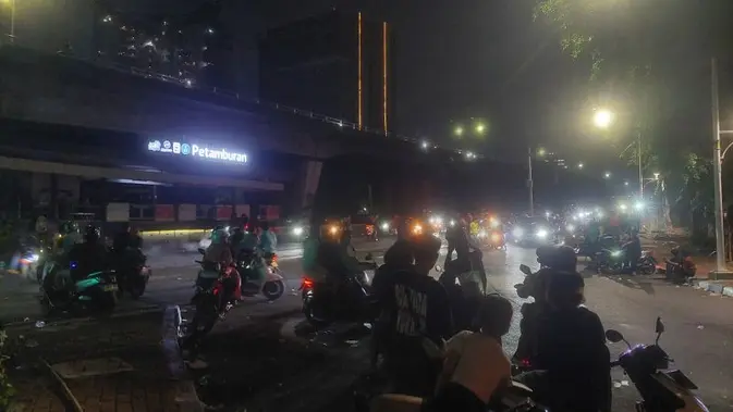 Massa Bertahan di Slipi-Petamburan hingga Dini Hari