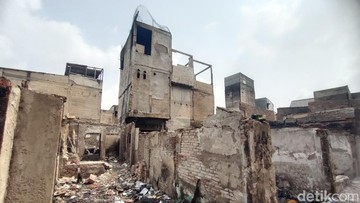 Pascakebakaran 83 Rumah di Kramat Senen, Warga Bersihkan Puing