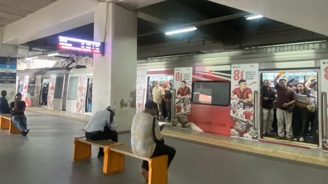 KRL dari Manggarai Kembali Normal, Empat Rute Terlayani Lancar