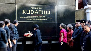 Megawati Tabur Bunga di Monumen Kudatuli, Doakan Korban 30 Tahun