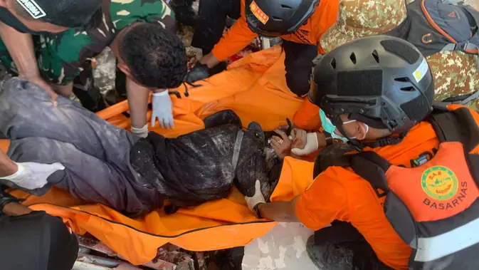 Tim SAR Gabungan Evakuasi Korban Gempa Magnitudo 7,7 di Maumere