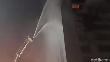 Dua Bronto Skylift Dikerahkan Padamkan Kebakaran Gedung Bapenda DKI