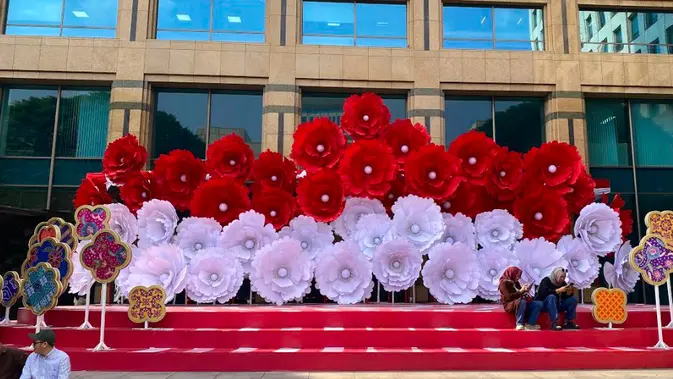 Instalasi Merah Putih Hiasi Plaza Senayan Jelang HUT RI