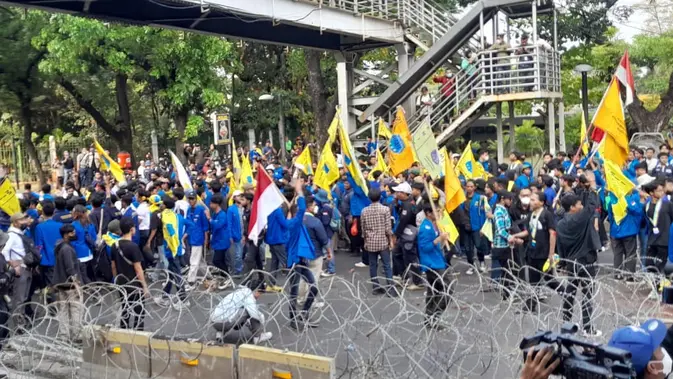 Demo Mahasiswa Tolak Kenaikan Harga BBM di Istana Negara Berujung Ricuh