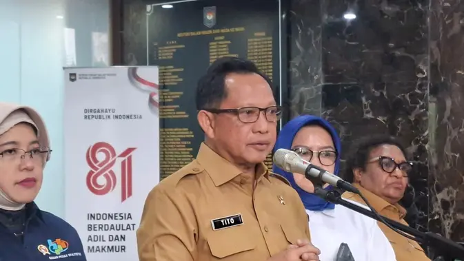 Mendagri Tito Karnavian Menjalankan Tugas di Kantor Pusat Kemendagri Jakarta
