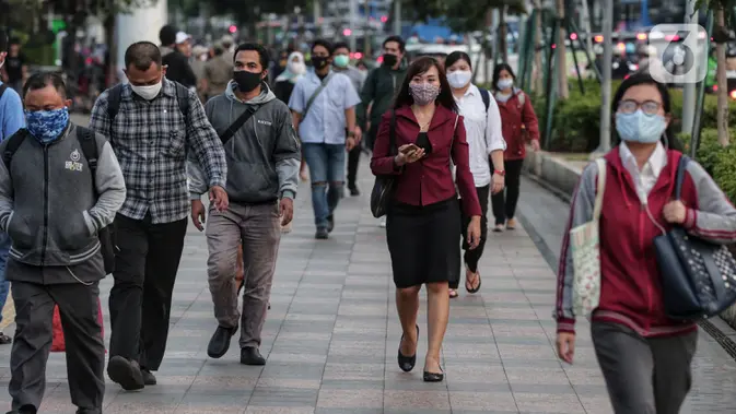 Trotoar Sudirman Kembali Ramai pada Jam Pulang Kantor Pekan Kedua PSBB Transisi