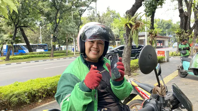 Pengemudi Ojek Online Perempuan Perpanjang Jam Kerja demi Pendapatan Layak