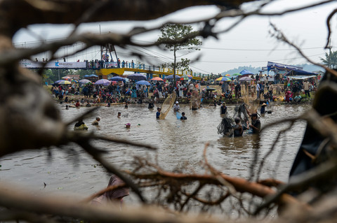 Warga Cikolelet Gelar Tradisi Ngagurah Dano di Sungai Cidanau